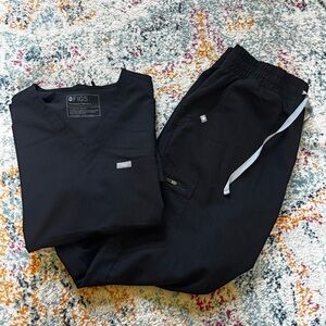 FIGS Black Scrub Set (L)